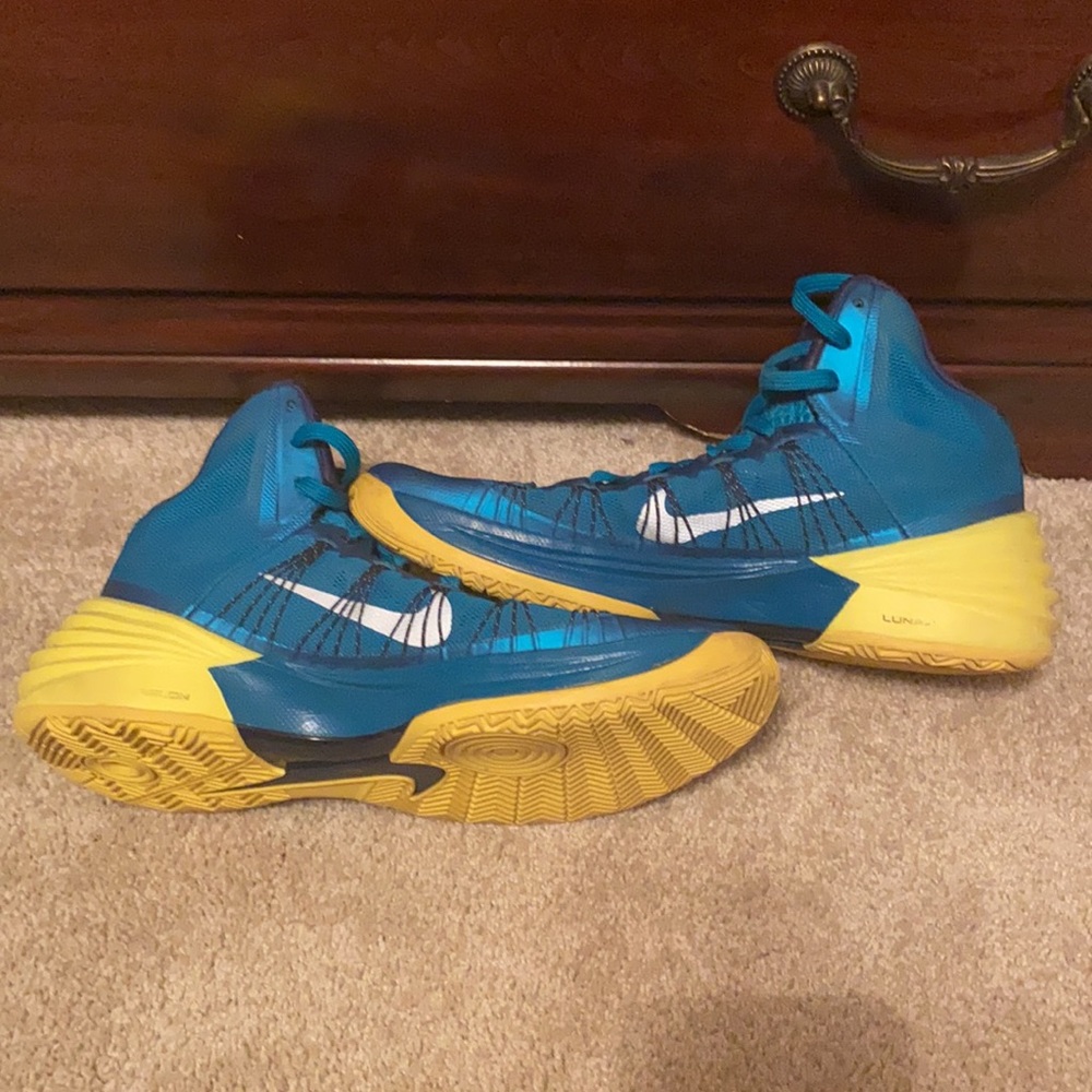 Nike Hyperdunks - Picture 3 of 4